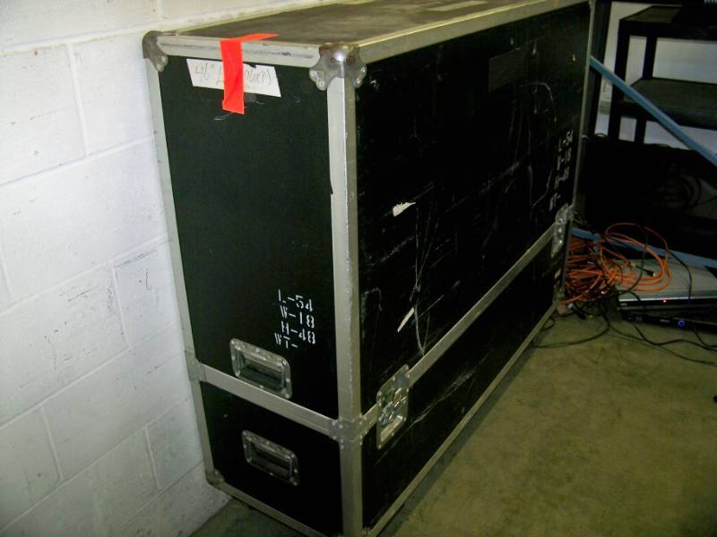 lot 106 image: Large Rolling Hard Sided Travel Shipping Case with Heavy Duty Casters