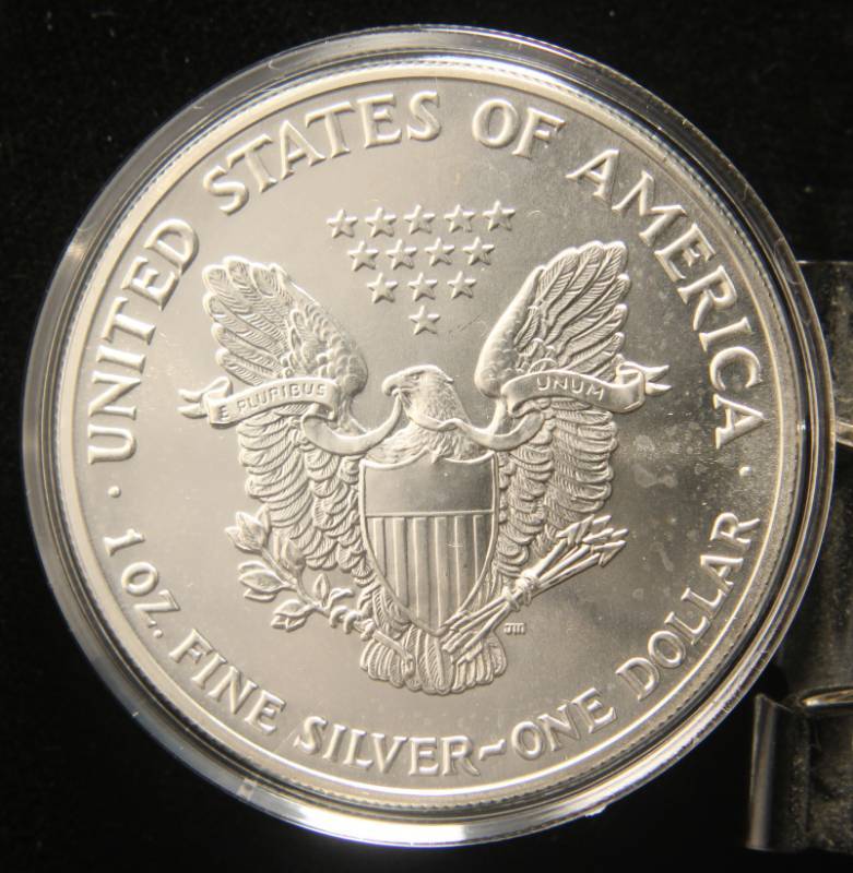 lot 06 image: 1990 AMERICAN SILVER EAGLE 1 TROY OZ. .999 FINE SILVER IN AIRTITE