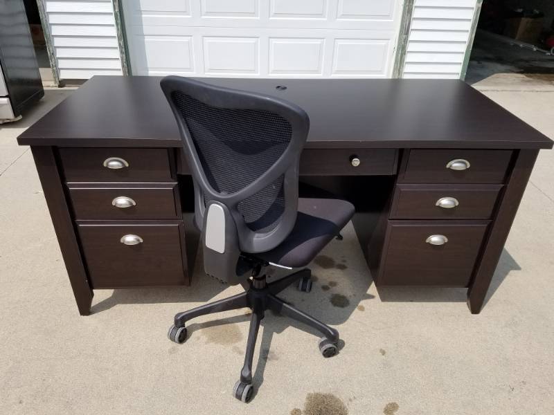lot 6 image: 5 Drawer office desk with chair