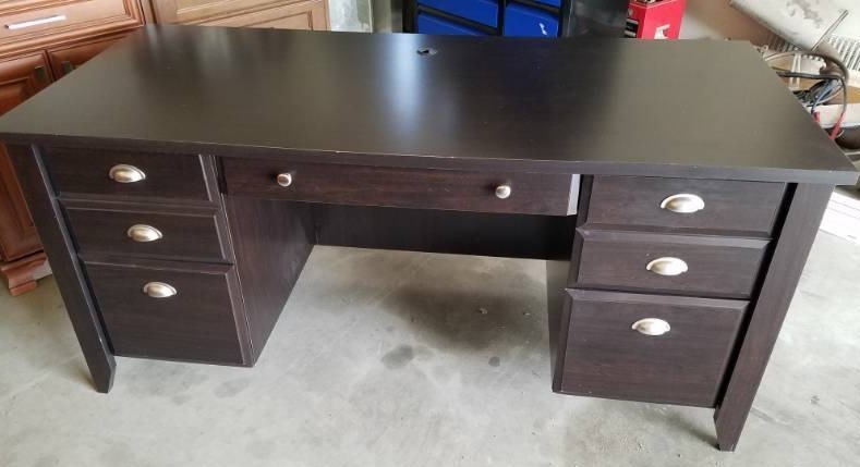 lot 7 image: 5 Drawer office desk