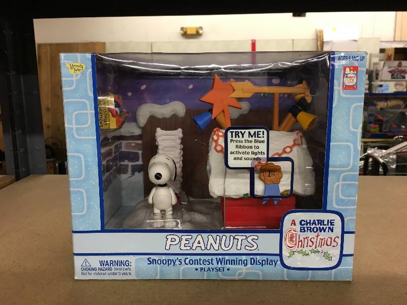 lot 167 image: Peanuts Christmas Snoopys Contest Winning Display