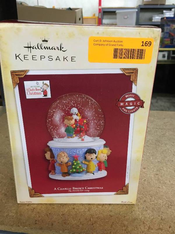 lot 169 image: Hallmark Keepsake A Charlie Brown Christmas Globe