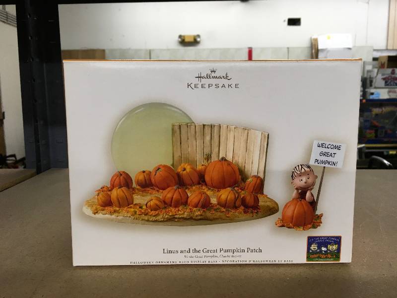 lot 170 image: Hallmark Keepsake Linus & The Great Pumpkin Patch