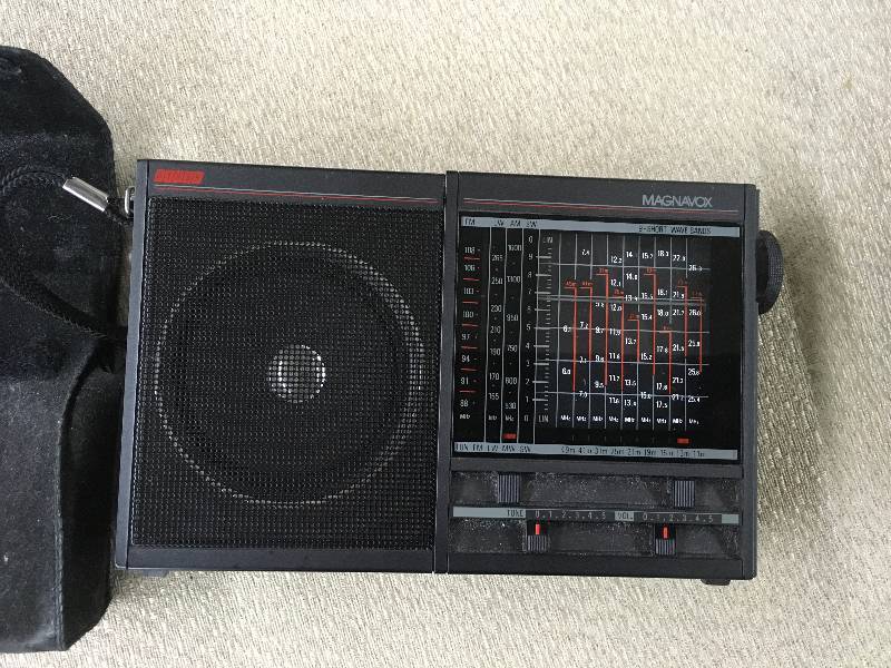 lot 185 image: Magnavox FMAM Hand Held Radio