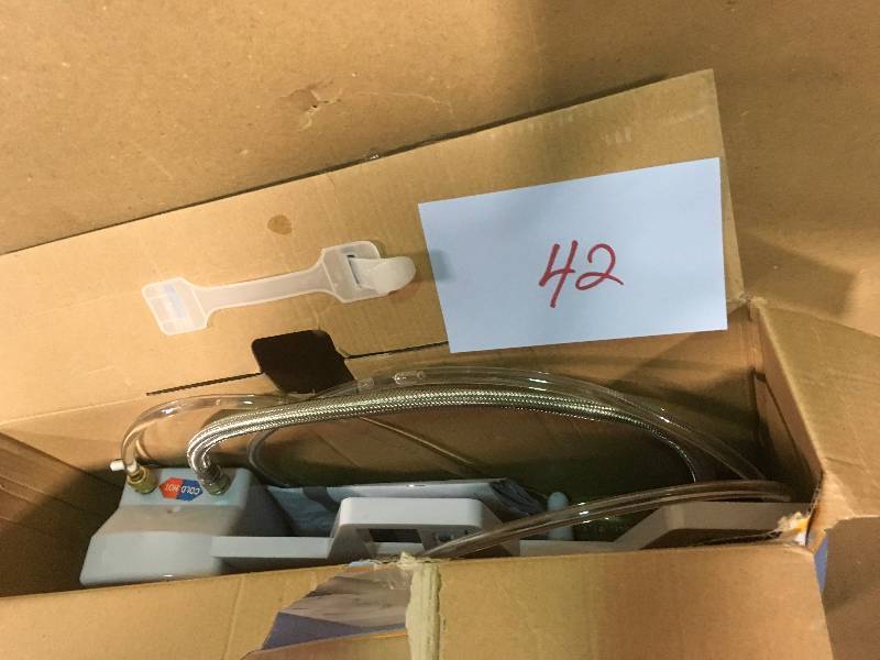 lot 42 image: Brondell Dual Temperature Bidet Attachment in White in good condition