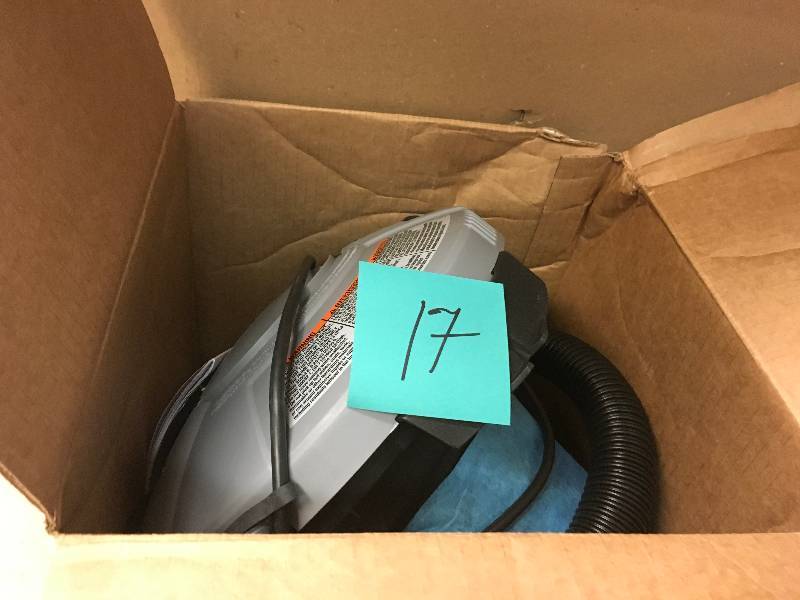 lot 17 image: Bucket Head 5 Gal. 1.75-Peak HP Wet Dry Vac in good condition