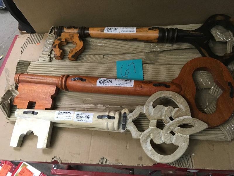 lot 67 image: Walter Wooden Wall Keys (Set of 3) by IMAX in good condition