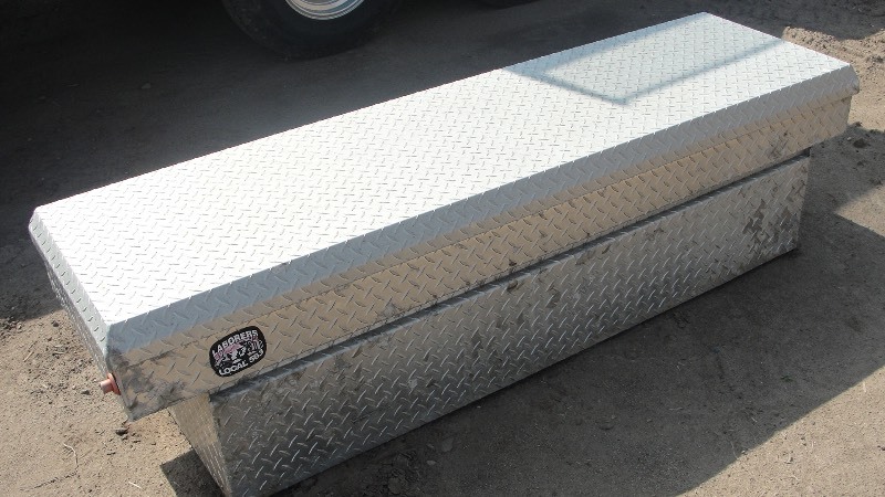 lot 10 image: ALUMINUM  PICKUP  TOOL BOX