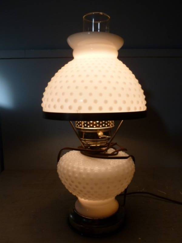 lot 14 image: Vintage Lamp