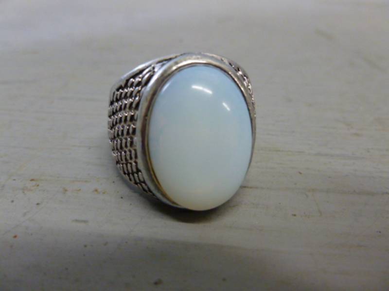 lot 16 image: Mens Ring