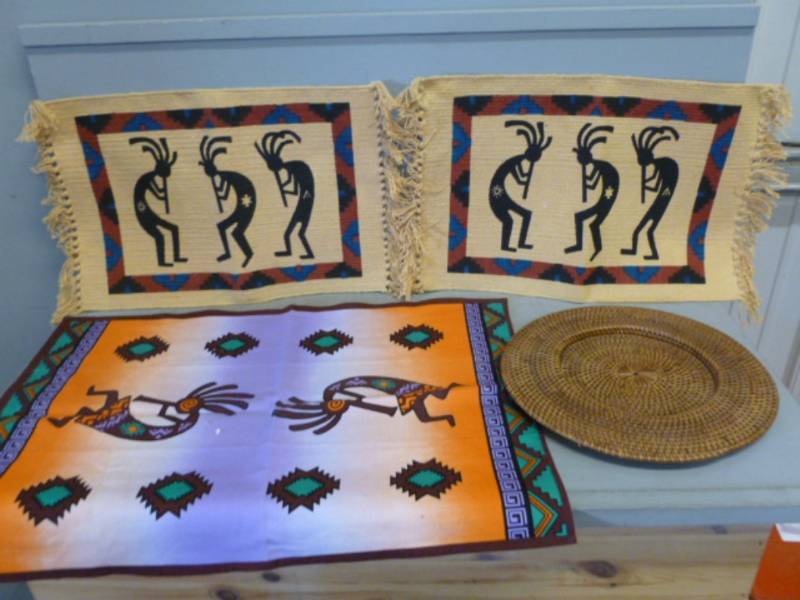 lot 70 image: Decorative