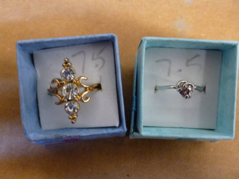 lot 80 image: Ladies Rings