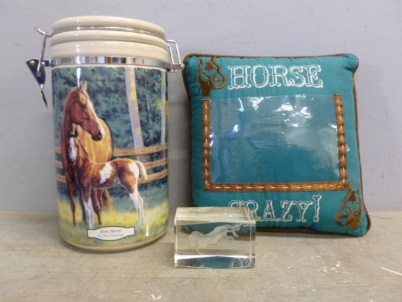 lot 104 image: Decorative