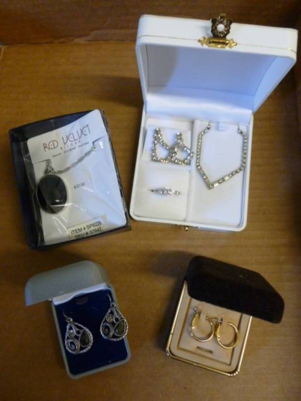 lot 168 image: Jewelry