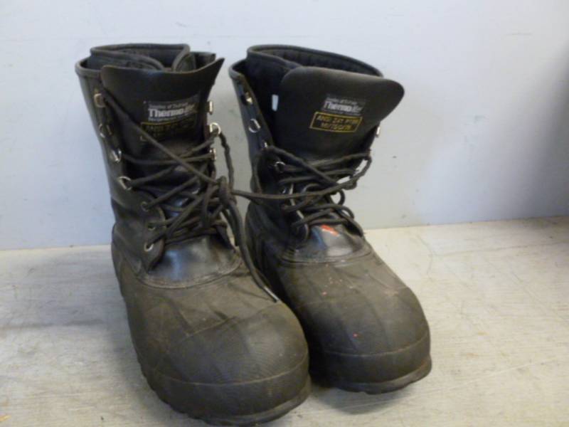 lot 204 image: Military Boots