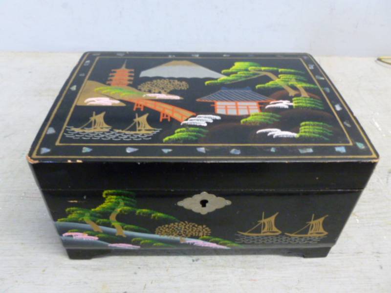 lot 214 image: Vintage Music Jewelry Box