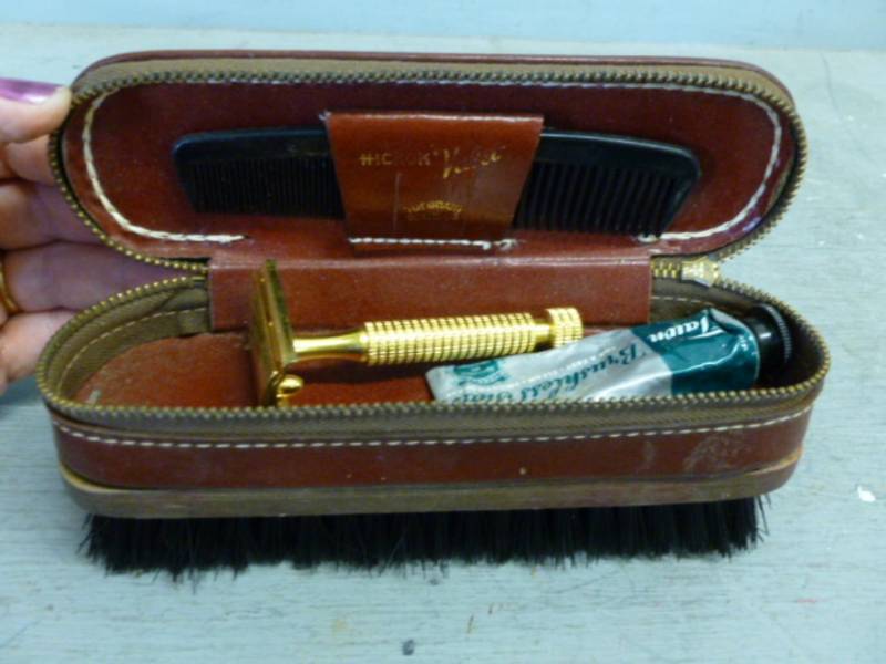 lot 216 image: Vintage Shaving Items