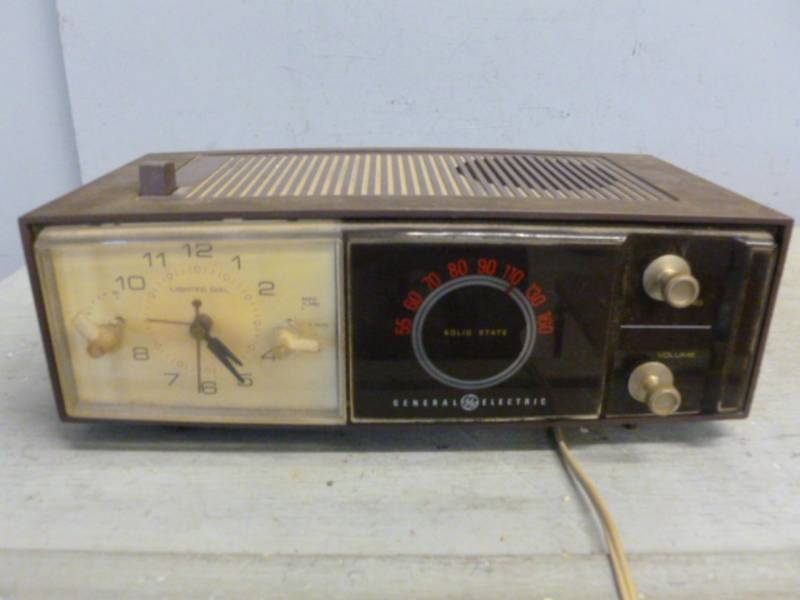 lot 238 image: Vintage Radio
