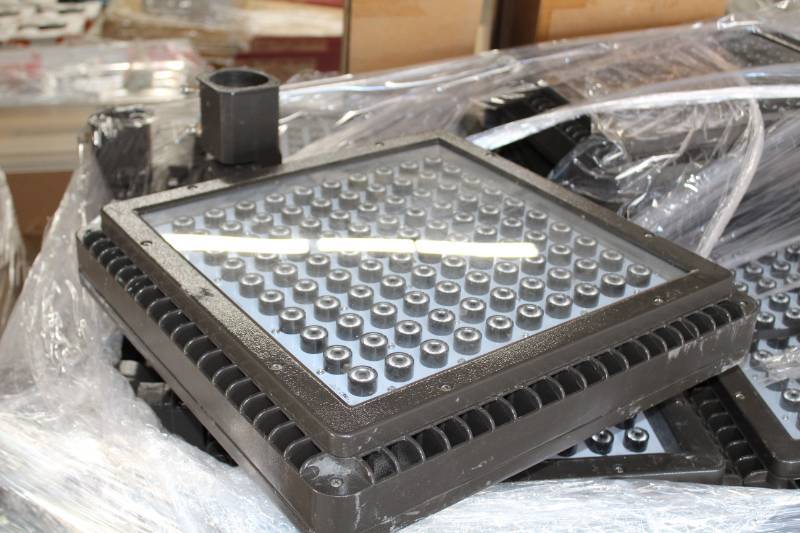 lot 220 image: Lot of (30) 100-Bulb 5000K Light Assembly