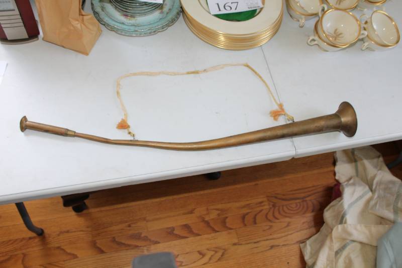 lot 182 image: Long-Tube Horn with Carry Strap