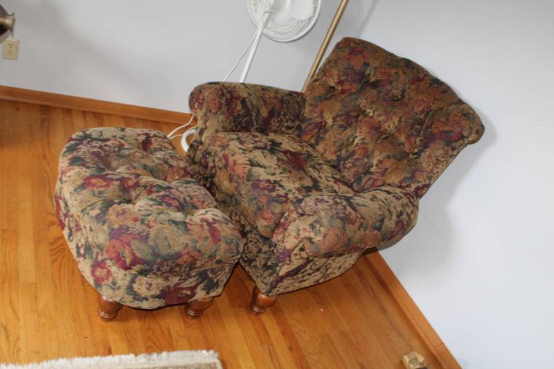 lot 176 image: Living Room Chair with Matching Foot Stool