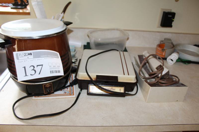 lot 137 image: West Bend Slow Cooker, Munsey Belgian Waffle Maker, Electric Sliicing Knife