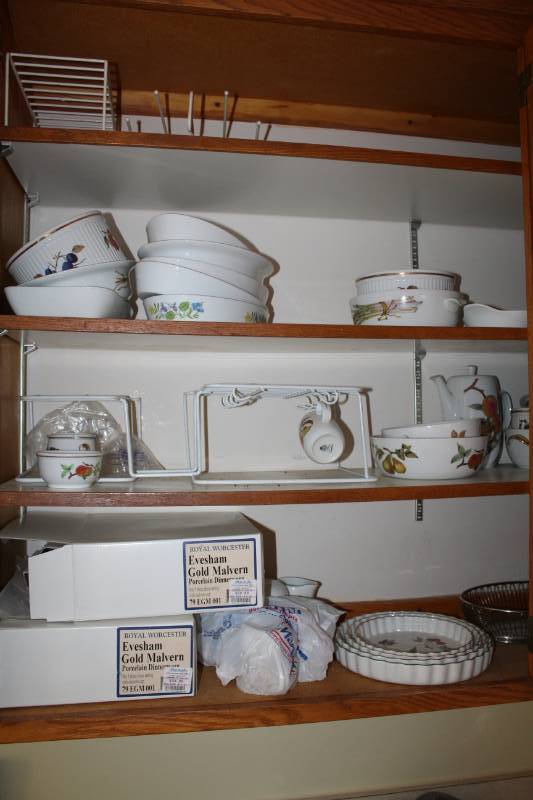 lot 139 image: Royal Worchester Evesham Gold Mavern Porcelain Dinnerware 5-Piece Dish Sets, Serving Bowls, Coffee Cups, Cup Holder, And More