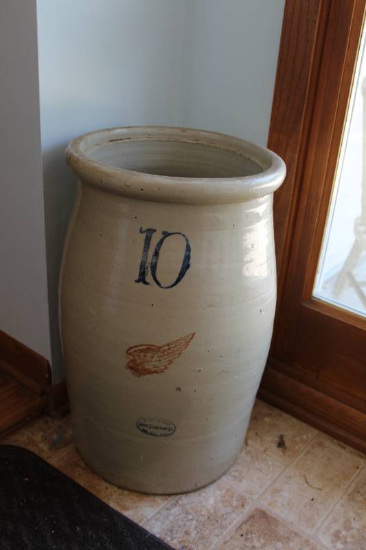 lot 97 image: Red Wing Ceramic Pot #10