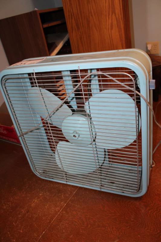 lot 125 image: 3-Speed Box Floor Fan