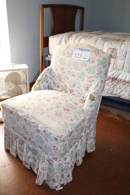 lot 123 image: Living Room Chair