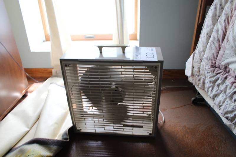 lot 122 image: Air King Box Floor Fan