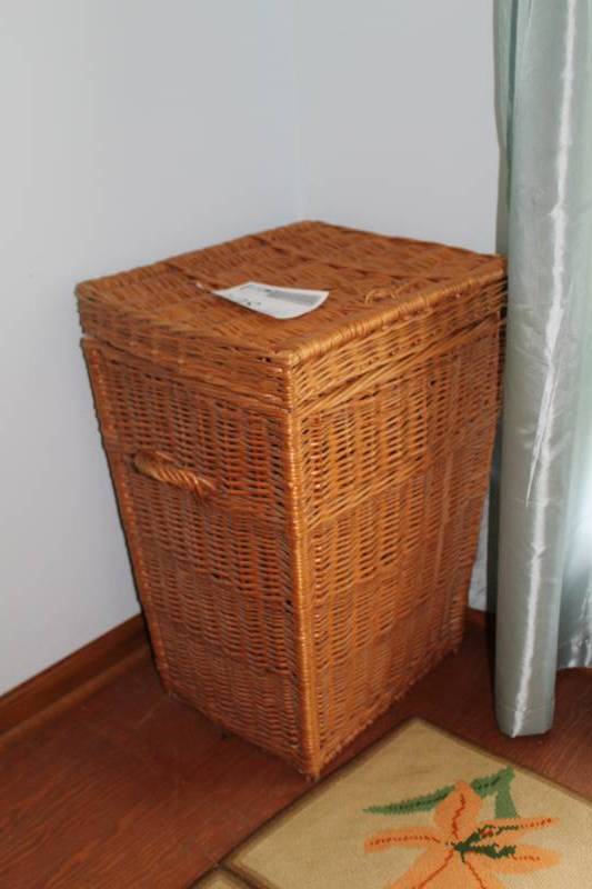 lot 108 image: Wicker Clothes Hamper