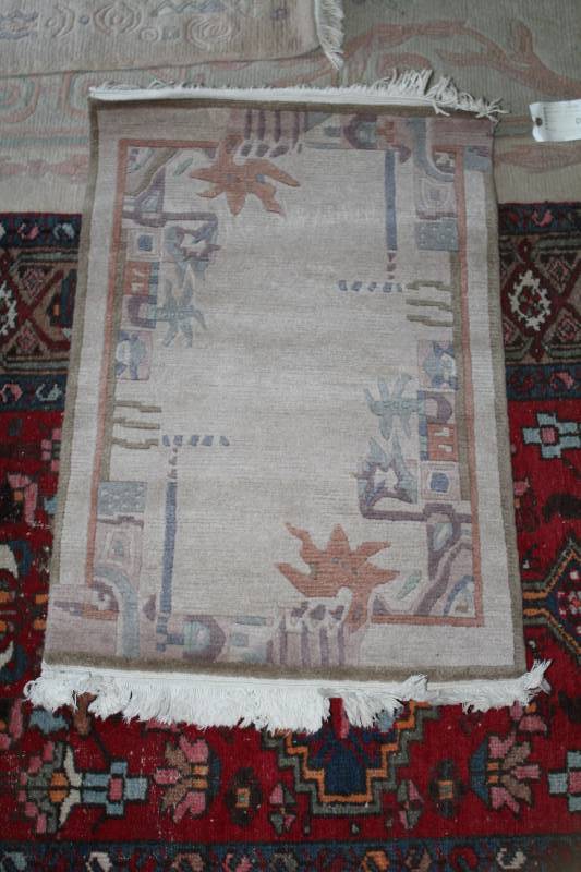 lot 105 image: Entry Rug