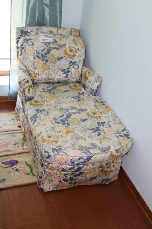 lot 107 image: Living Room Chair