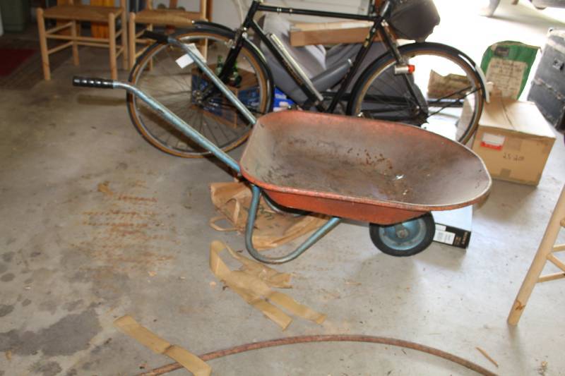 lot 48 image: Metal Wheelbarrow