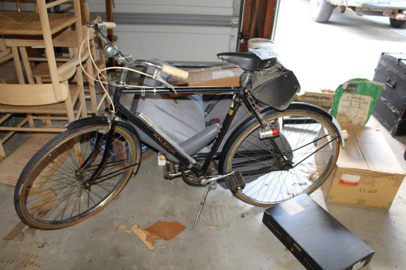 lot 16 image: Raleigh Sports  22-inch Road Bike