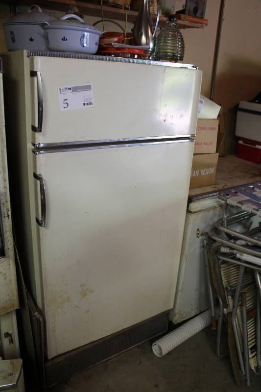 lot 5 image: Frigidaire Refrigerator Freezer