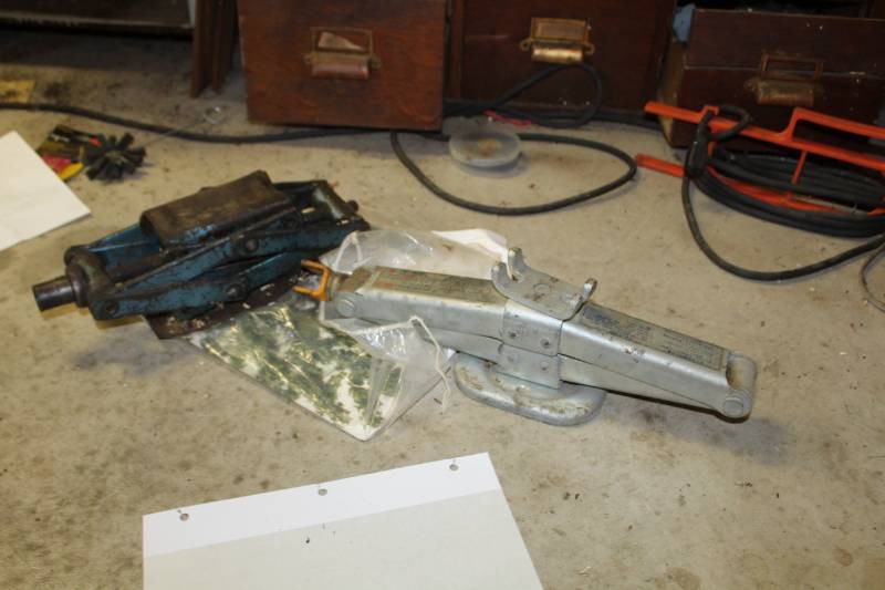 lot 75 image: Lot of (2) Scissor Floor Jacks