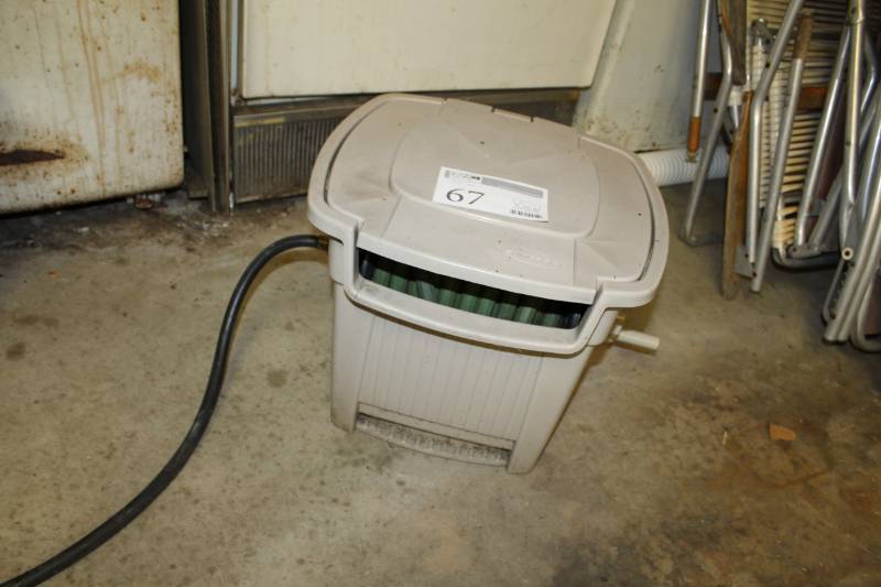 lot 67 image: Suncast Garden Hose Box with Garden Hose