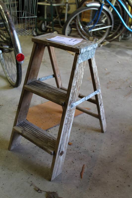 lot 41 image: 3-Step Step Ladder