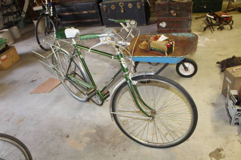 lot 12 image: Schwinn Speedster  22-inch Road Bike