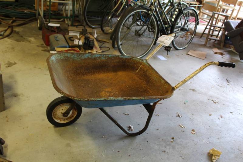lot 47 image: Metal Wheelbarrow