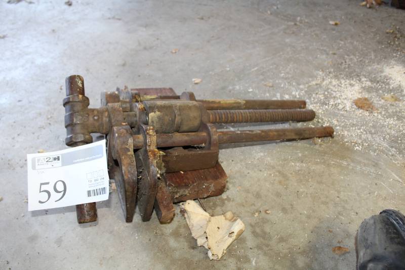 lot 59 image: Vise