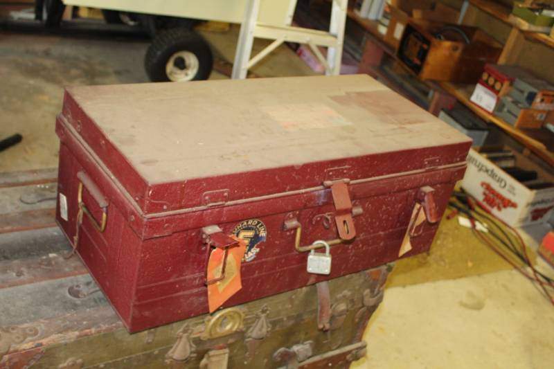 lot 46 image: Metal Box