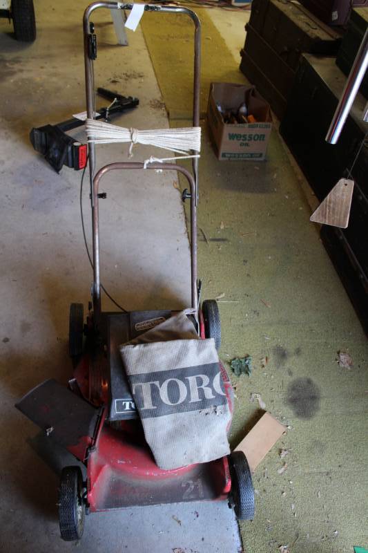 lot 51 image: Toro Push Lawn Mower