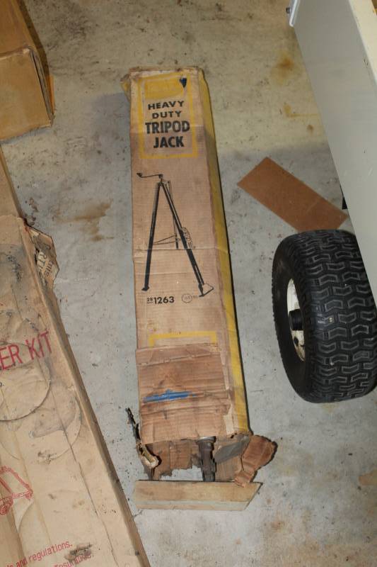 lot 38 image: Heavy Duty Tripod Jack