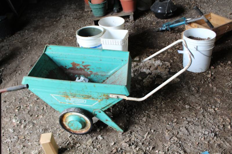 lot 338 image: Craftsman Metal Wheelbarrow