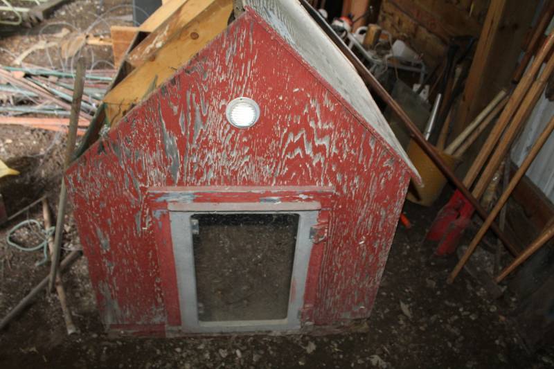 lot 321 image: Wood Dog House