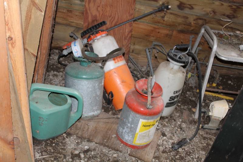 lot 324 image: Pressure Sprayers