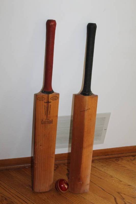 lot 301 image: Gunn & Moore Handmade Cricket Bats and Cricket Ball
